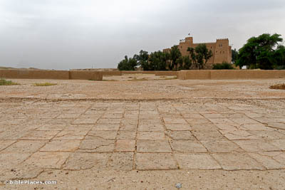 Susa-royal-palace-inner-courtyard-and-throne-room-from-north-tb0508182301