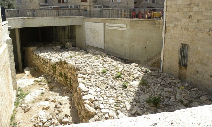 Hezekiah's_Broad_Wall_(3622125215) (2)