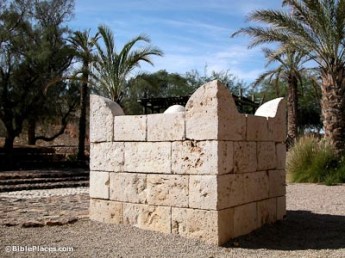Beersheba-four-horned-altar-replica-tb110702422-bibleplaces
